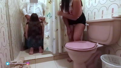 ഹോസ്പിറ്റൽ ബാത്ത്റൂമിൽ വെച്ച് ഡോക്ടറെ കബളിപ്പിക്കുന്ന രോഗിയെ നഴ്സ് കണ്ടെത്തുന്നു